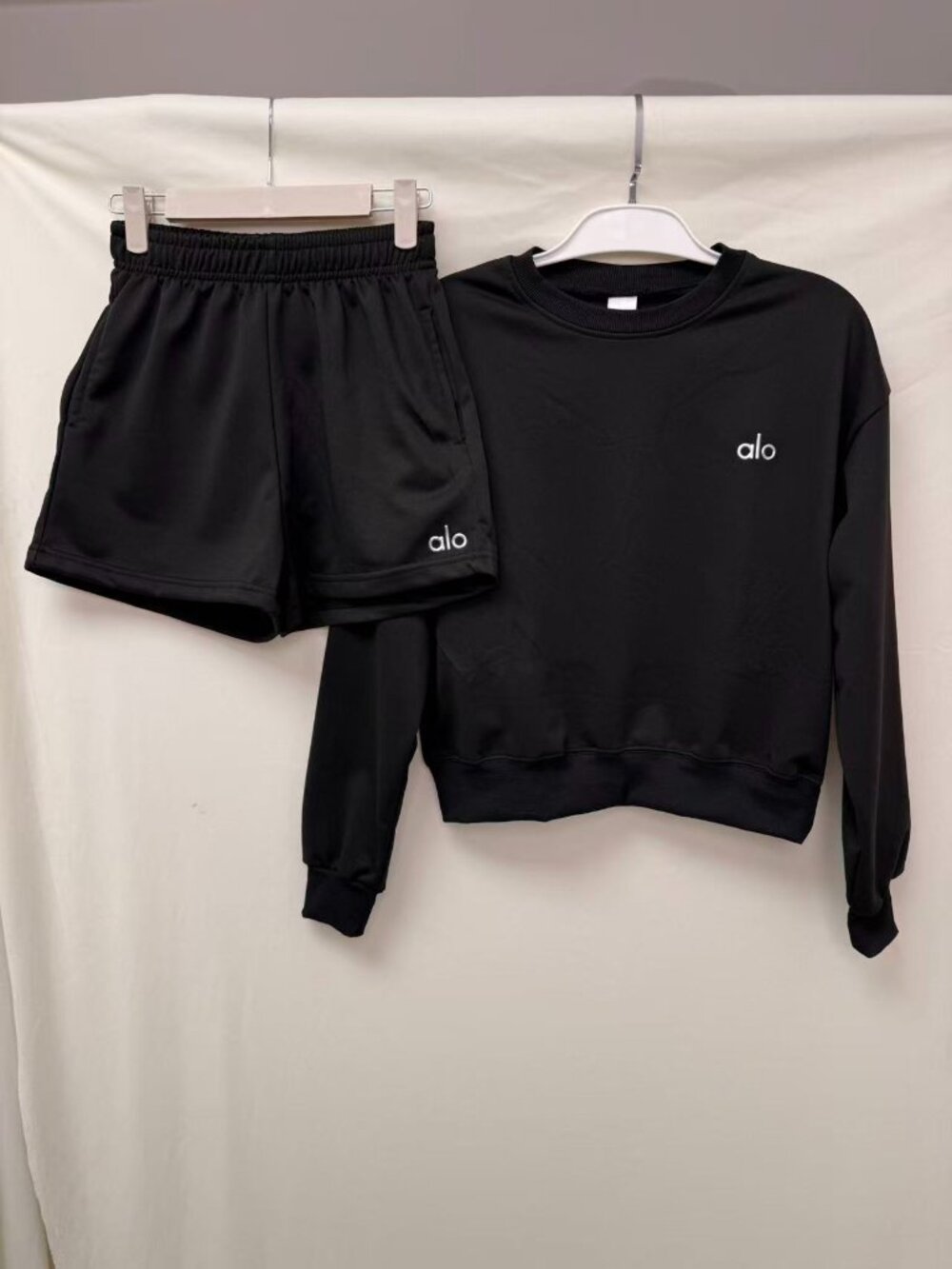 Alo Yoga Black Casual Sporty Cropped Crew Neck Sweatshirt, Size M.